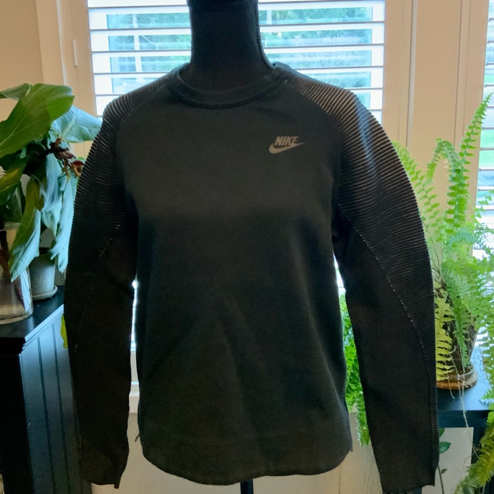 Nike pullover sweatshirt with ribbed sleeves. Size S.